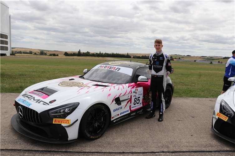 Enrico Förderer vor dem Mercedes AMG GT4, mit dem er auf dem Flugplatz in Mendig fahren durfte.