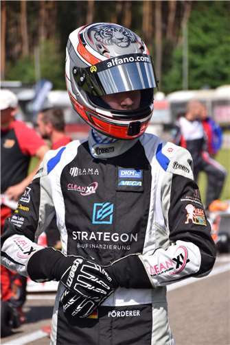 Enrico im neuen Anzug. Fotos: privat