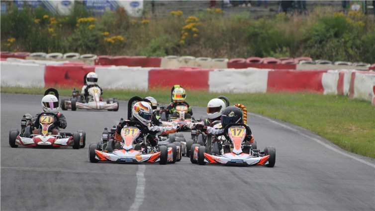 Enrico klatscht sich nach seinem Sieg mit dem Zweitplatzierten ab. Eine tolle Geste zwischen den Fahrern, bzw. in diesem Fall sogar Teamkollegen, sich gegenseitig zu gratulieren.