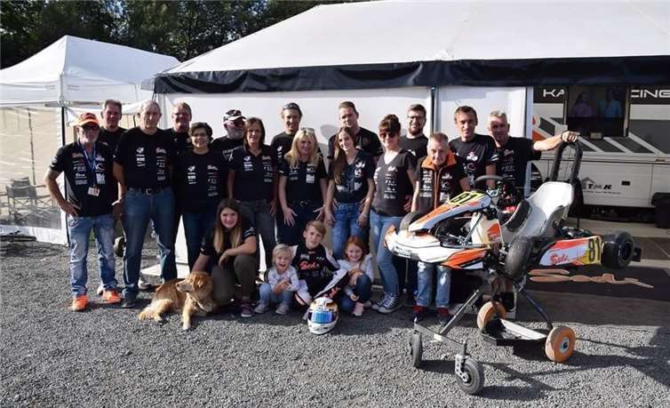 Enrico mit seinem Team und Fanclub. Motorsport XL/Storm Photography