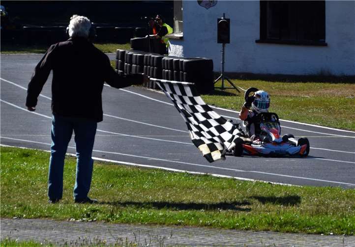 Enrico sah als Erster die Zielflagge.