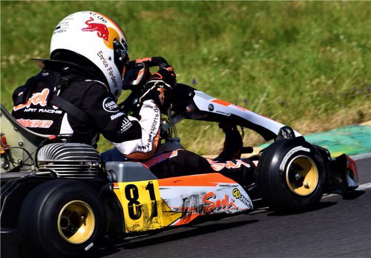 Enrico steckt den Kopf nach unten, um so wenig Windwiderstand zu haben, das bringt immer mal ein paar Zehntel pro Runde.