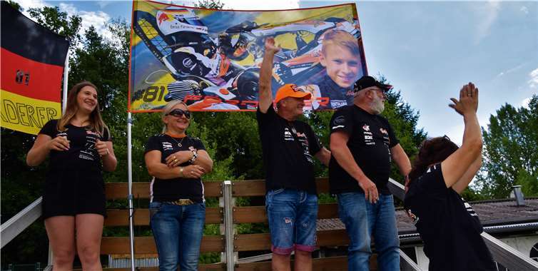 Enricos Fanclub feuert ihn aus ganzer Kraft an. Ab jetzt immer mit dabei: Die neue Fanflagge!Fotos: Erkan Storm Photography