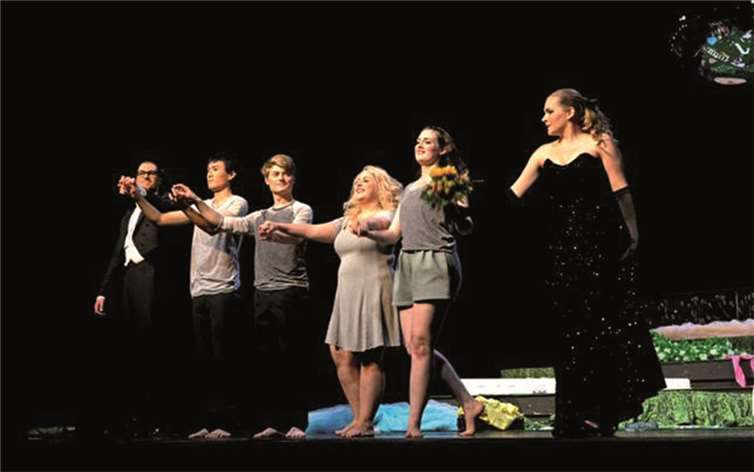 Ensemble, Solisten und Orchester erbrachten eine bemerkenswerte Leistung. Hier die Schlussverbeugung der Sänger.