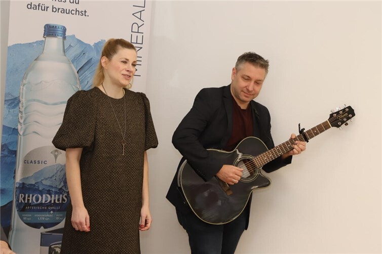 Ensemblemitglied Rosaly Oberste-Beulmann sowie an der Gitarre Chris Chort sorgten für den musikalischen Rahmen.