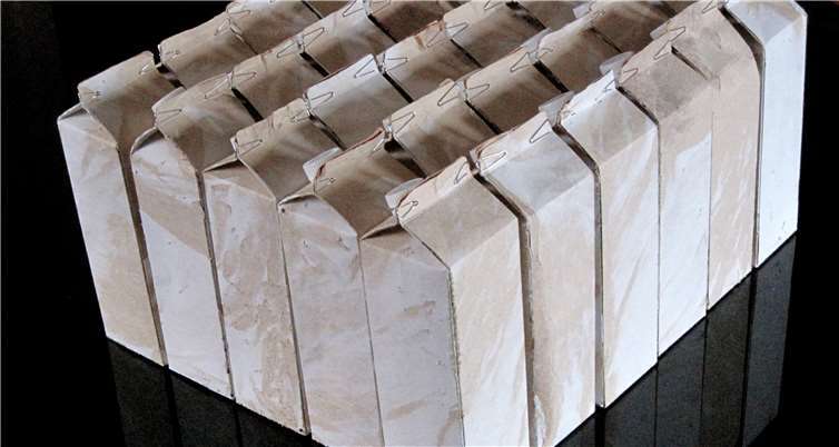 Entblößte Milchtüten, Installation von Ilse Wegmann. Fotos: privat