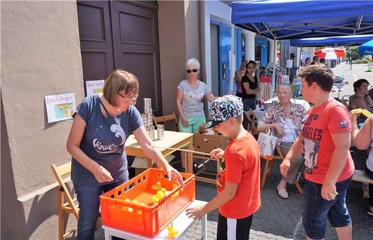 Entchen angeln, Dosen werfen und vieles mehr konnten die kleinen Besucher erleben .