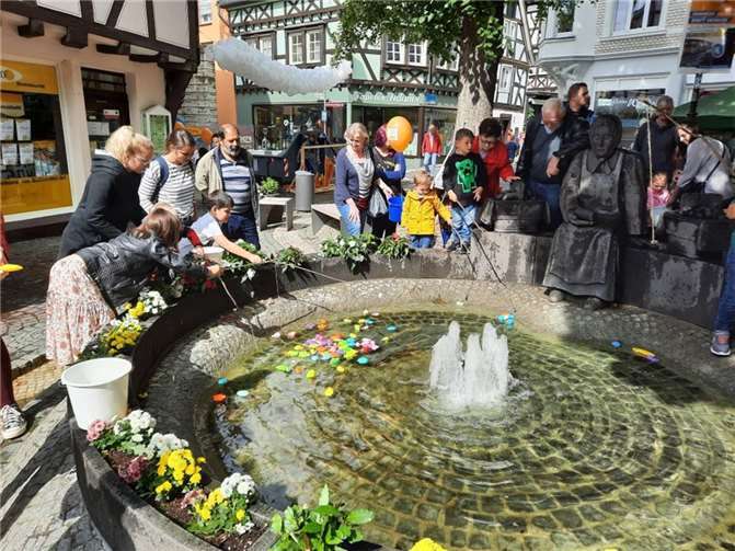 Entenangeln im Springbrunnen.