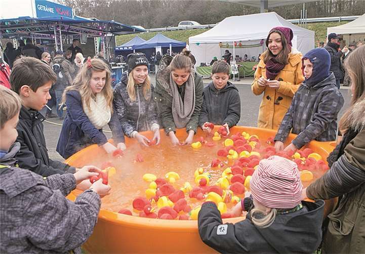 Entenangeln im Whirlpool war eine der Attraktionen beim Frühlingsfest im Raiffeisen-Zentrum Gelsdorf.