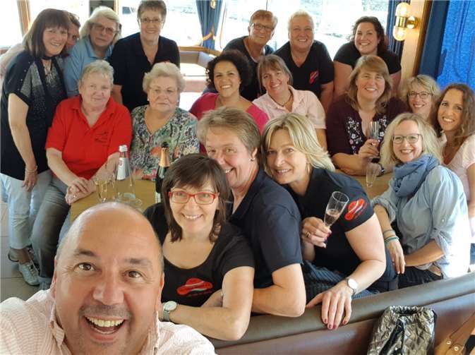 Entertainer Artur Frank unterhielt die Möhnen bei der Bootsfahrt nach Rüdesheim. Privat