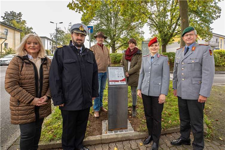 Enthüllten gemeinsam die neue Stele am Startpunkt des Koblenzer Widerstandswegs auf der Pfaffendorfer Höhe: v.li. Kultur- und Schuldezernentin Margit Theis-Scholz, Fregattenkapitän Simon Beckert, Michael Heisser, Clara Jung (beide Stadt Koblenz), Major i.G. Dr. Maria Smolinsky und Generalmajor André Bodemann. Fotos: Stadt Koblenz/Egenolf