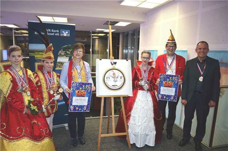 Enthüllung des KiSi-Ordens durch das Kinderprinzenpaar aus Irlich, Moritz I. und Annabelle I., Tanja Hummrich-Mückl Kindersitzungspräsidentin, der Kinderprinzessin aus Oberbieber, Jasmin I., Michael Mang, Festausschuss und Stefan Schulz, Teamleiter der VR Bank Rhein-Mosel in Neuwied.  Foto:Esch