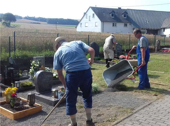 Entlang der Gräber wurden Wege begradigt.  privat