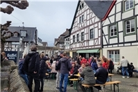 Entlang der Kölner Straße herrschte reger Betrieb – viele Gäste genossen das gem...