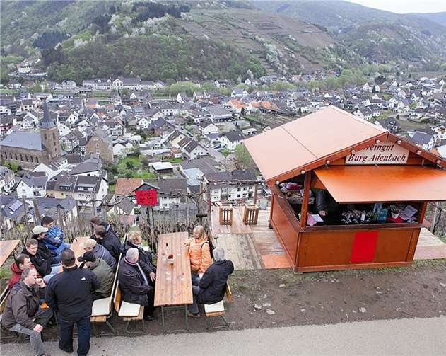Entlang der WeinWanderroute hatten mehr als ein Dutzend Weingüter und Restaurants ihre Stände aufgebaut, von denen aus die Gäste einen herrlichen Blick über Dernau und das Ahrtal hatten. VJ