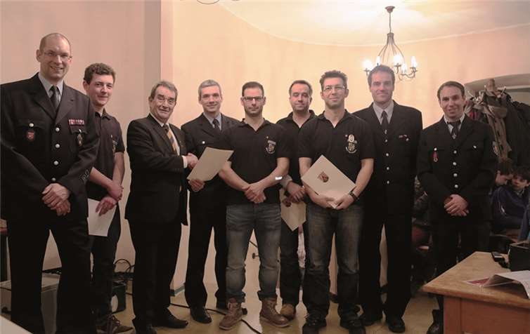 Entlassungen, Ernennungen und Ehrungen wurden durchgeführt (v.l.n.r.): stellvertretender Wehrleiter Bernd Löffler, Perry Leenheer, Bürgermeister Helmut Probst, Bernd Jobelius, stellvertretender Wehrführer Oliver Zeuner, Jens Kreutz, Michael Zelt, Wehrführer Ralf Lenz sowie ehemaliger stellvertretender Wehrführer Jens Frey. privat