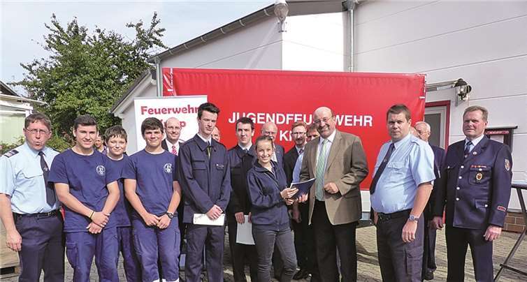 Entpflichtung und Verpflichtungen standen beim Tag der offenen Tür an, Ina Filzen bekam ihre Personalakte von Bürgermeister Herbert Georgi.WM