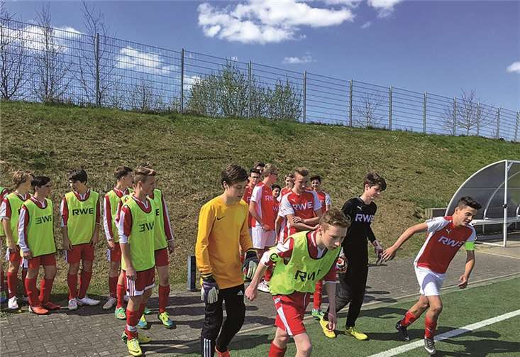 Entschlossene GSV-Spieler der C11, gelbe Leibchen, vor Spielbeginn auf Gegners Platz in Leimersdorf.privat