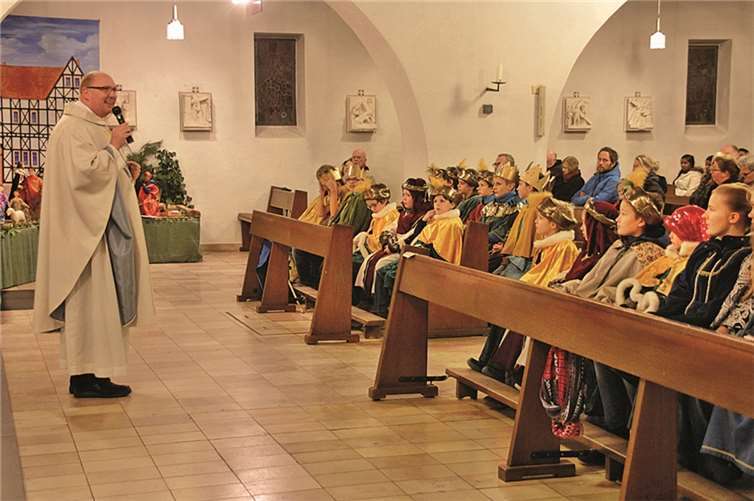 Entsendungsgottesdienst der Rheinbacher Sternsinger mit Pfr. Hermann Josef Zeyen in der Pfarrkirche St. Martin.Stein