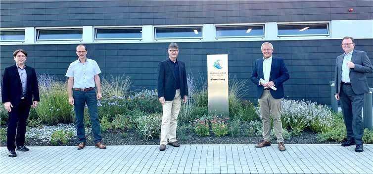Entsorgungssicherheit und planbare Gebühren sind wichtige Zielsetzungen der kommunalenAbfallwirtschaft. Vor diesem Hintergrund soll auch die traditionell gute Zusammenarbeit zwischen demAbfallzweckverband Rhein-Mosel-Eifel (AZV) und dem Landkreis Neuwied perspektivisch weiter ausgebaut werden. Zum Austausch trafen sich (v.l.n.r.) Jörg Schwarz, Leiter der Neuwieder Abfallwirtschaft,AZV-Geschäftsführer Frank Diederichs, Verbandsvorsteher und Erster Beigeordneter des LandkreisesMayen-Koblenz, Burkhard Nauroth, Landrat Achim Hallerbach und AZV-Rechtsbeistand Georg Moesta.