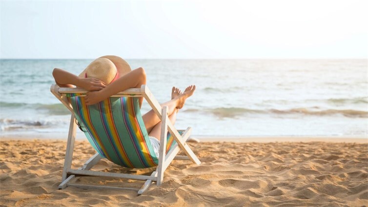 Entspannt am Strand die Seele baumeln lassen: Mit einer Pauschalreise werden Erholung, Sonne und unbeschwerte Urlaubstage zum perfekten Gesamtpaket.