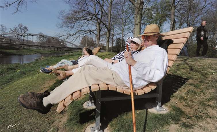 Entspannt den Frühling genießen können Spaziergänger auf den neuen Liegeelementen auf Höhe des Kaiserin-Auguste-Viktoria-Parks.  FIX