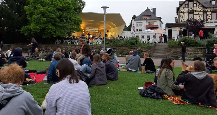 Entspannt endlich einmal wieder Live Musik genießen: die Zuschauer verteilten sich gemütlich auf der Wiese, vor der Bühne und im Biergarten. Fotos: NC