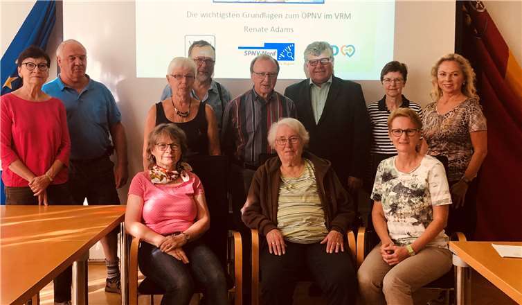 Entspannt, nachhaltig und preiswert mit öffentlichen Verkehrsmitteln unterwegs sein. Das war das Ziel einer kostenlosen Ticket- und Automaten-Schulung, zu der der 1. Kreisbeigeordnete und verantwortliche Verkehrsdezernent Michael Mahlert ins Kreishaus nach Neuwied eingeladen hatte.