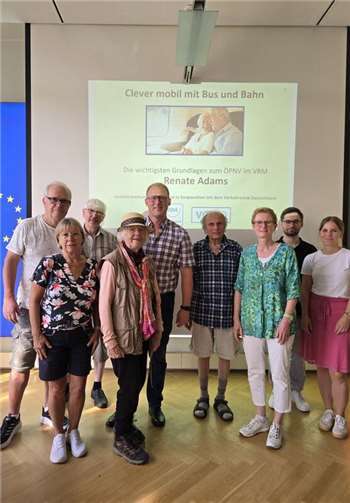 Entspannt, nachhaltig und preiswert mit öffentlichen Verkehrsmitteln unterwegs. Das war das Ziel einer kostenlosen Ticket- und Automaten-Schulung von Verkehrsverbund Rhein-Mosel und Kreisverwaltung Neuwied im Kreishaus eingeladen hatte. Foto: Helga Zoltowski / Kreisverwaltung Neuwied