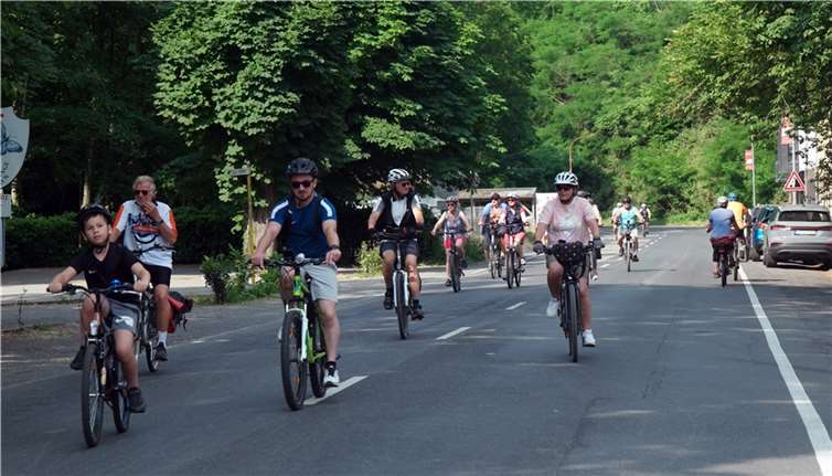 Entspannt rollten zahlreiche Radfahrerinnen und Radfahrer entlang der autofreien Strecke durch das malerische Saynbachtal.