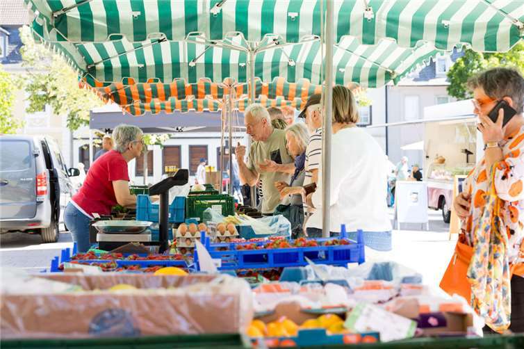 Entspannt und in geselliger Atmosphäre nach Feierabend frische und regionale Produkte einkaufen – das geht alle 14 Tage mittwochs auf dem Neuwieder Feierabendmarkt.Foto: Stephan Eismann/soluto media