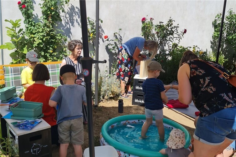 Entspannte Atmosphäre beim Familiennachmittag im Café sofa