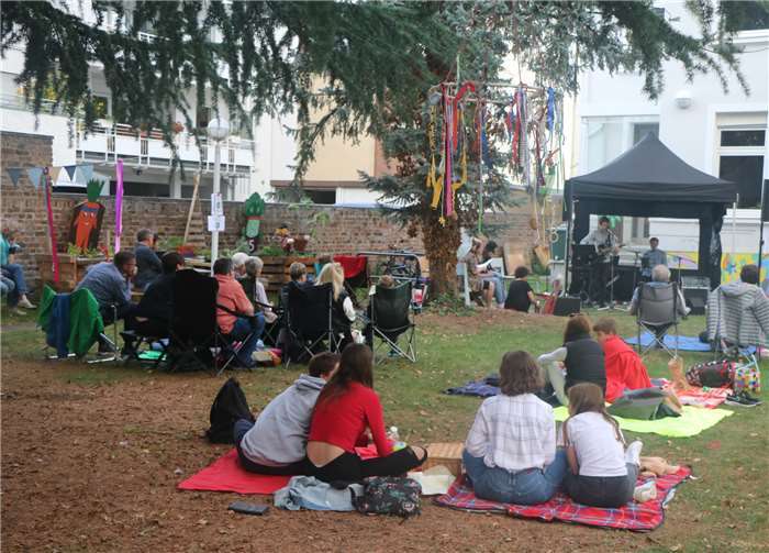 Entspannte Atmosphäre beim Picknick-Konzert.