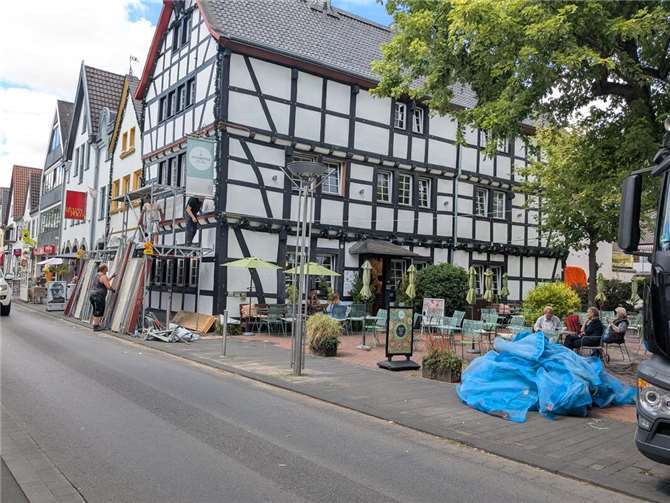 Entspannte Gäste im Café, trotz des Gerüstabbaus.