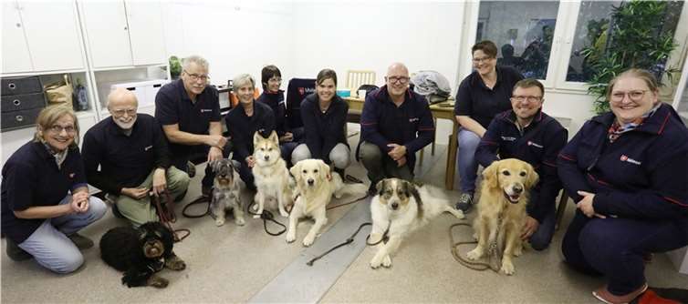 Entspannte Hunde und stolze Menschen nach bestandener Prüfung. Fotos: Ralf Klodt