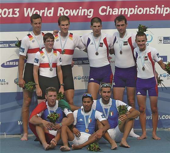 Entspannte Stimmung und Freude nach der Siegerehrung bei (v.l.n.r.) Paul Schröter (Berlin), Jonas Wiesen (Treis-Karden/Brieden) und Bastian Bechler (Berlin), ebenso bei den Franzosen (r.) und den Italienern (vorne).