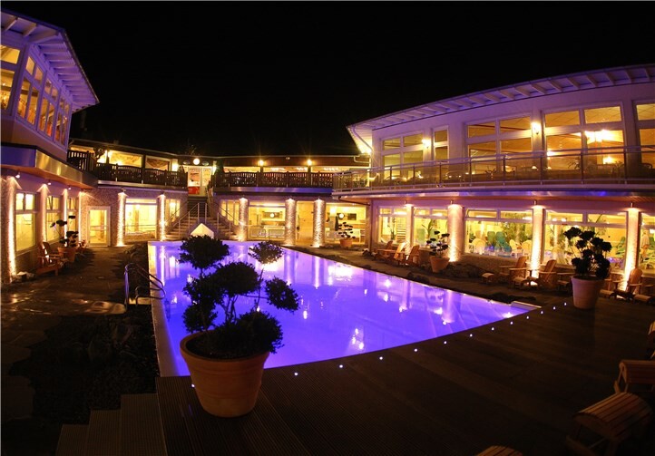 Entspannte vorweihnachtliche Atmosphäre bietet die Panoramasauna. Wolfgang Grube