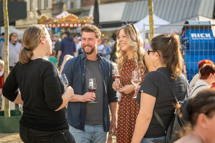 Entspanntes Ausklingen des Tages beim Feierabendmarkt.