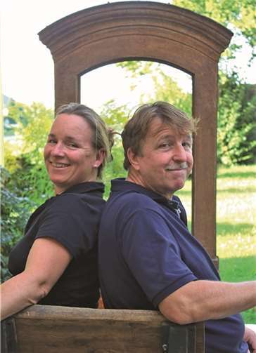 Entspannung nach Schwerstarbeit genießen Barbar Schmitz und Jochen Seidel am „Fenster zur Rheinromantik“. DL