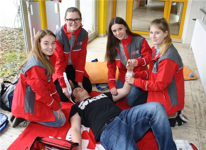 Entsprechend ihrer Anleitung und Ausbildung gehen die Jugendlichen mit sicherer Hand zu Werke. Teamplayer Alex Dehren darf hier einmal das Opfer spielen.