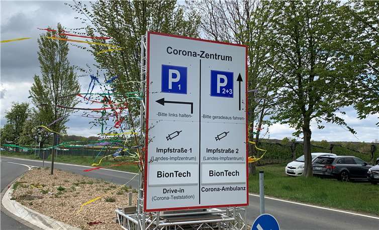 Entsprechende Deko mit bunten Flatterbändchen und Birkenzweigen gab es natürlich auch.