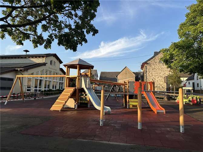 Entstanden ist eine moderne Spiellandschaft, die für Kinder aller Altersklassen ein breites Angebot bietet.