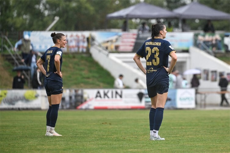 Enttäuschung nach dem Schlusspfiff bei Carolin Schraa und Magdalena Schumacher: Die SG 99 Andernach musste sich der U20 von Eintracht Frankfurt mit 0:1 geschlagen geben.
