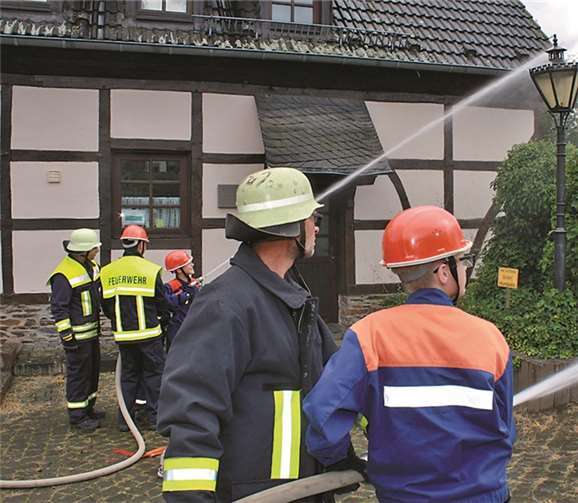 Entwarnung! Der simulierte Brand ist gelöscht. Dank des engagierten Einsatzes der Feuerwehrjugend war der Einsatz schnell erfolgreich.