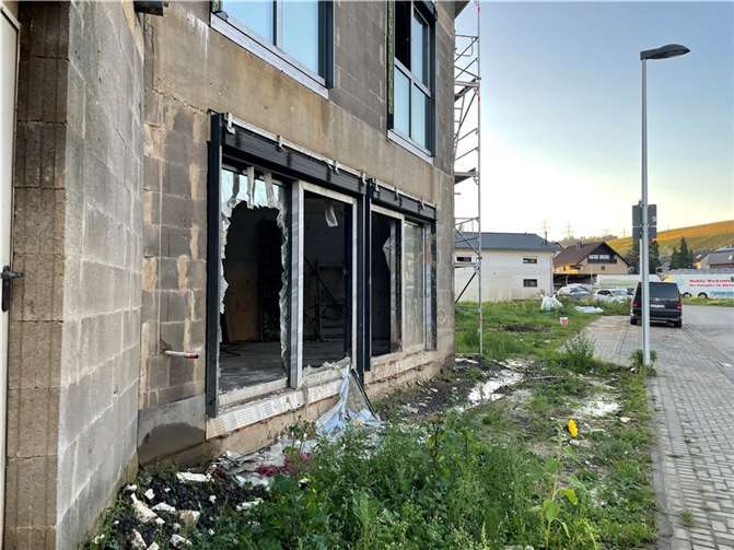 Entweder komplett zerstört oder stark beschädigt: Einfamilienhäuser in Heppingens Neubaugebiet. Fotos: ROB