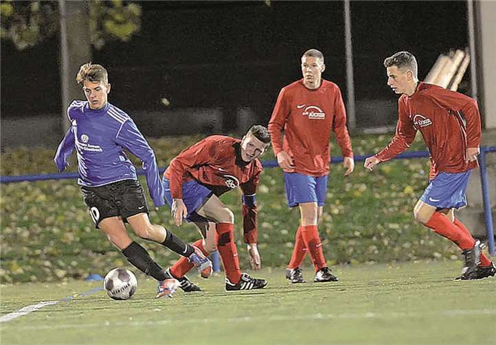 Entwischt waren die A-Jugend Stürmer der SG Mülheim-Kärlich, wie hier Patrick Aretz,  ihren Trierer Gegenspielern des Öfteren. Am Ende siegte der Nachwuchs der SG deutlich mit 4:0. TH
