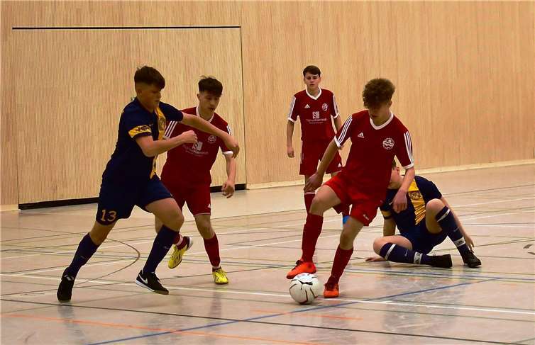 Eogen Gashi (li.), Luan Gerguri (Mitte) und Kaan Hammelmann (re.) legten mit den B II-Junioren einen guten Auftritt auf das Parkett der Schulsporthalle in Berkum. Foto: privat