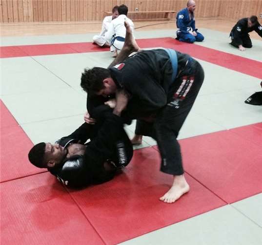 Er demonstrierte den Teilnehmern auch wichtige Aspekte des Bodenkampfes des Brazilian Jiu-Jitsu.