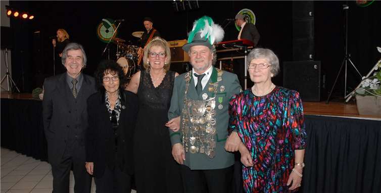 Er genießt sein Königsamt in vollen Zügen: Mit Ehefrau Conny, seiner Mutter und weiteren Verwandten zelebrierte Volker Lorenz den Königsball.