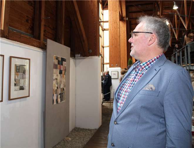 Er ist sein strengster Kritiker: Künstler Wolfgang Kutzner vor eigenen Arbeiten.